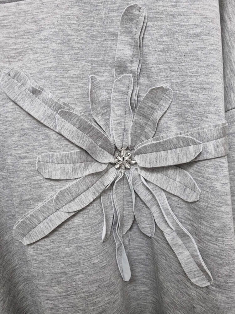 sukienka-soft-bloom-szara-asymetryczna-kwiat-maselko-kieszenie-elegancka-sportowa-wygodna-elastyczna-butik-szykownia-9