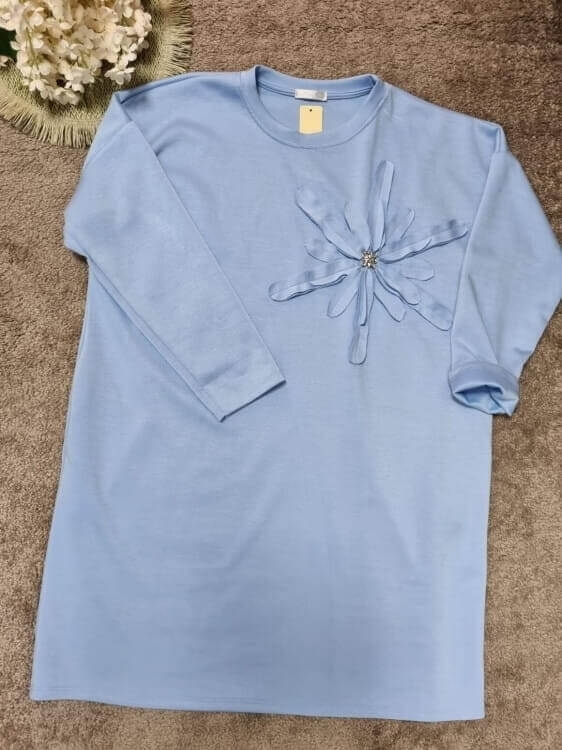 sukienka-soft-bloom-niebieska-asymetryczna-kwiat-maselko-kieszenie-elegancka-sportowa-wygodna-elastyczna-plus-size-butik-szykownia-7