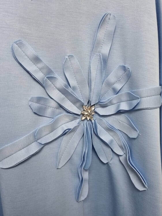 sukienka-soft-bloom-niebieska-asymetryczna-kwiat-maselko-kieszenie-elegancka-sportowa-wygodna-elastyczna-plus-size-butik-szykownia-9