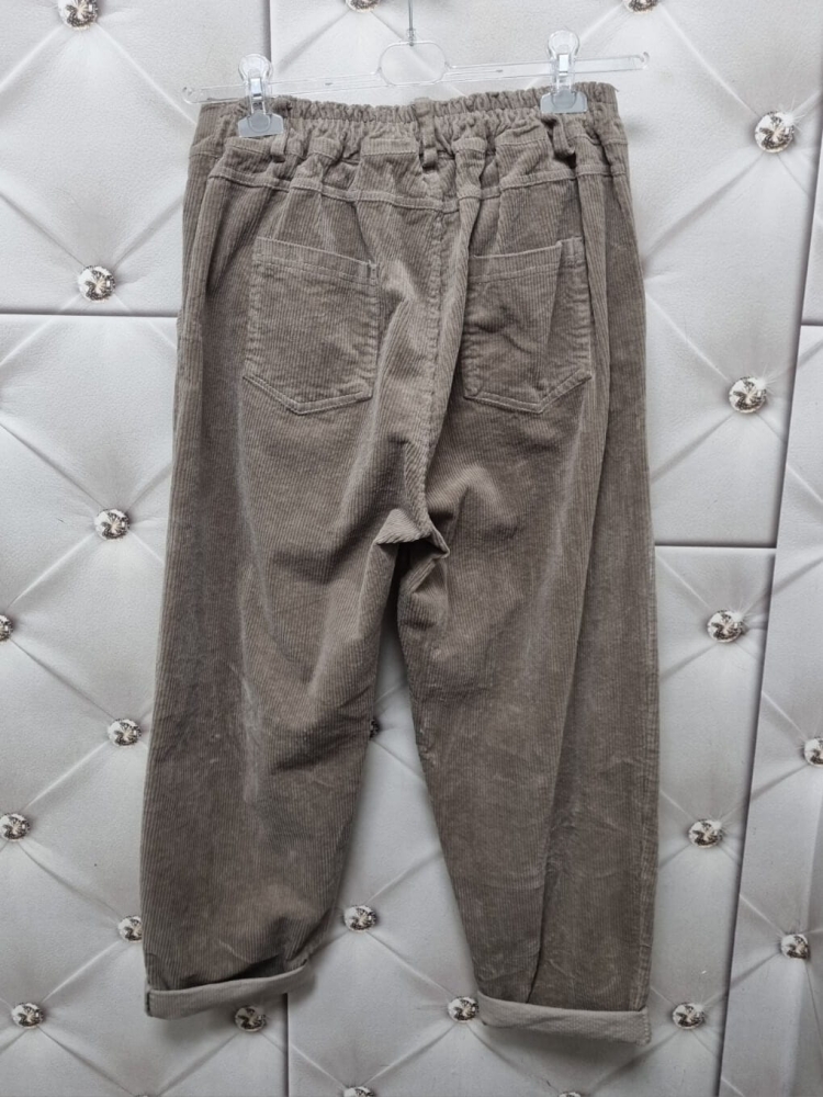 spodnie-sztruksowe-bloom-mom-fit-oversize-fango-bawelna-elastan-luzne-podwijane-nogawki-elastyczny-pas-kieszenie-wiosna-butik-szykownia-9