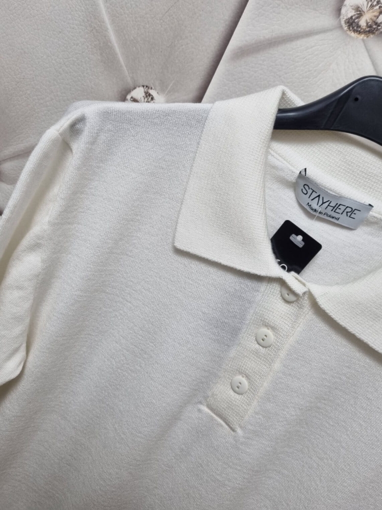 bluzka-sweterkowa-polo-klasyczna-biala-stayhere-kolnierzyk-guziki-elastyczna-premium-wiskoza-welna-elegancka-basic-butik-szykownia-8