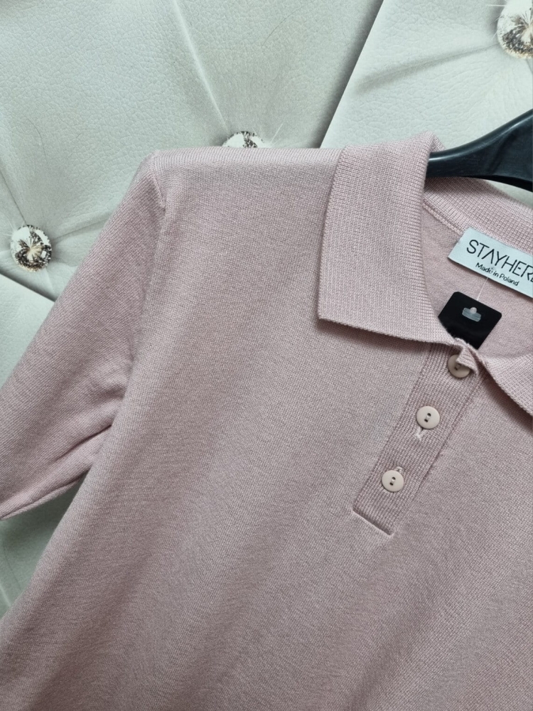 bluzka-sweterkowa-sweter-polo-klasyczna-pudrowy-roz-stayhere-kolnierzyk-guziki-elastyczna-premium-wiskoza-welna-elegancka-basic-butik-szykownia-7