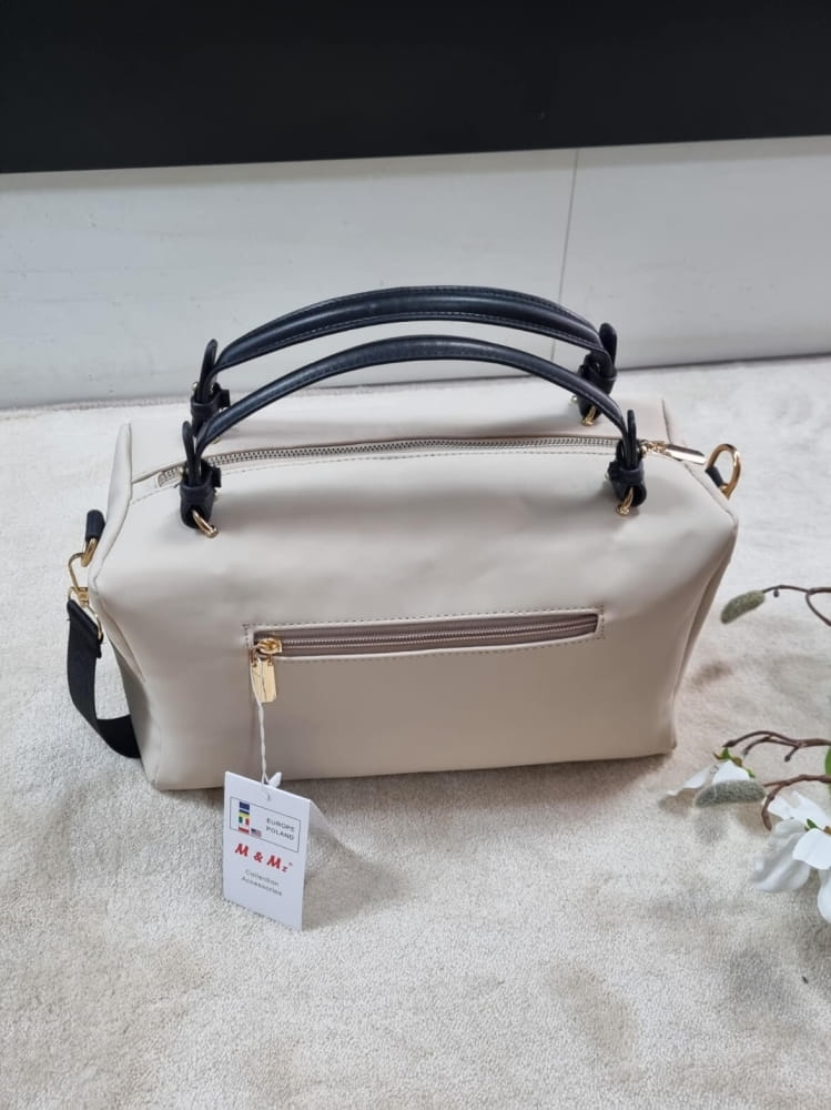 torebka-kuferek-m813-mam-ecru-jasny-bez-sztywne-raczki-regulowany-pasek-kieszenie-zamek-elegancka-prostokatna-ala-zamsz-butik-szykownia-8