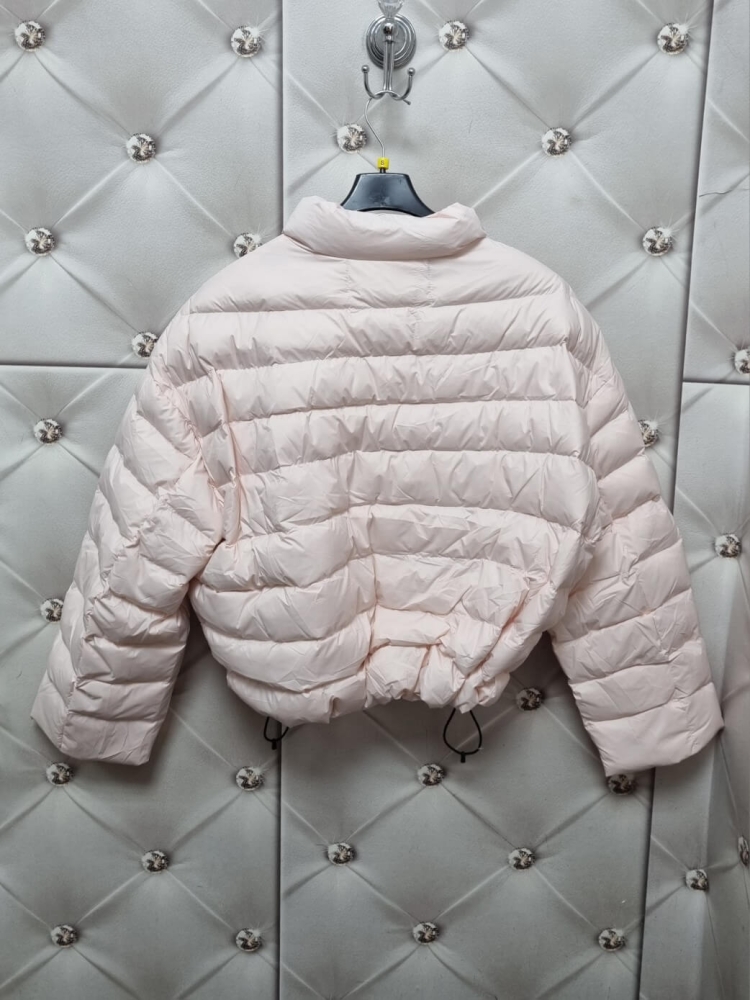 kurtka-przejsciowa-stojka-oversize-pastelowy-rozowy-puder-krotka-lekka-regulowany-dol-stojka-zamek-kieszenie-puch-kaczy-pierze-damska-butik-szykownia-9