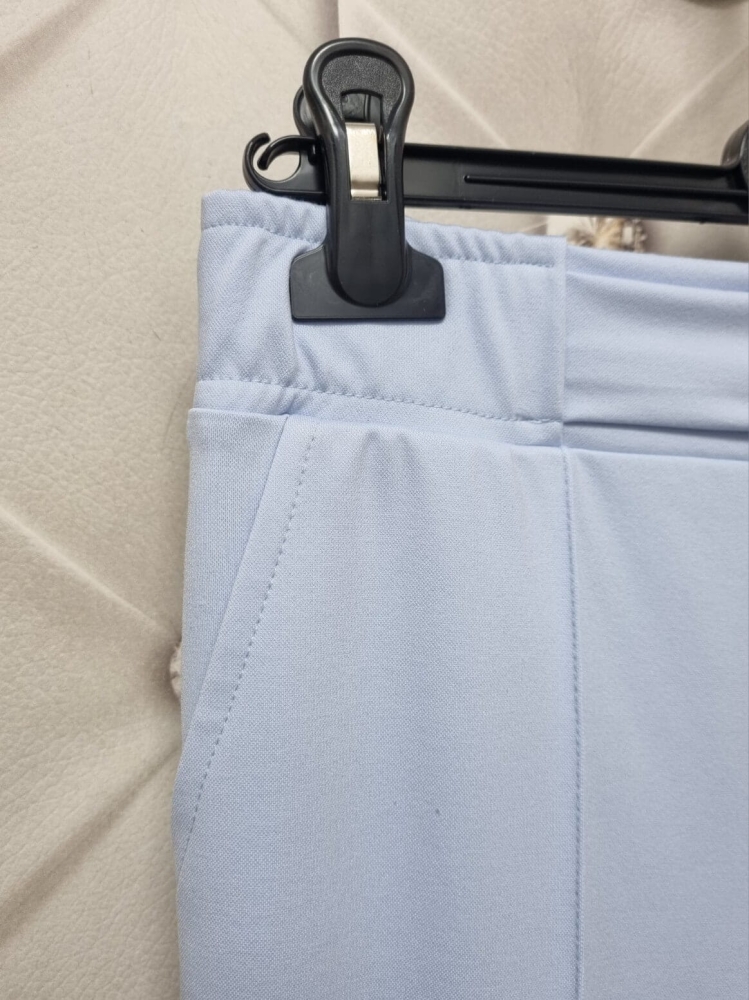 spodnie-novum-klamra-bb-niebieski-baby-blue-szerokie-proste-eleganckie-damskie-polska-produkcja-elastyczne-wiskoza-wiosenne-butik-szykownia-9