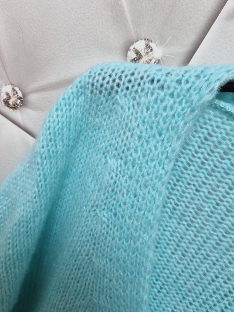 sweter-rozpinany-kardigan-nerisa-chic-mietowy-oversize-zlote-guziki-dekolt-serek-rekawy-falbanka-damski-butik-szykownia-2