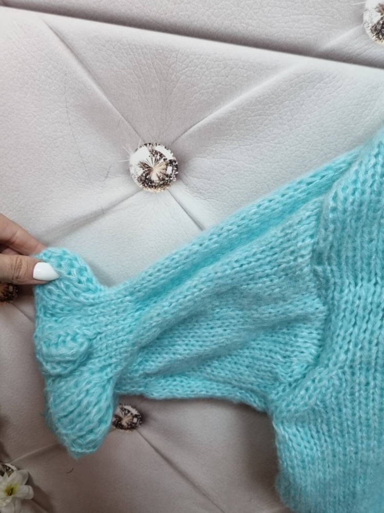 sweter-rozpinany-kardigan-nerisa-chic-mietowy-oversize-zlote-guziki-dekolt-serek-rekawy-falbanka-damski-butik-szykownia-6