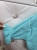 sweter-rozpinany-kardigan-nerisa-chic-mietowy-oversize-zlote-guziki-dekolt-serek-rekawy-falbanka-damski-butik-szykownia-6