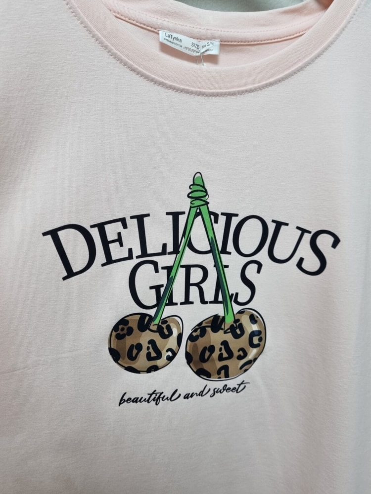 tshirt-bluzka-wisnie-w-panterke-delicious-gras-pudrowy-roz-latynka-polska-produkcja-bluzka-damska-plus-size-bawelniana-elastyczna-wiosenna-modna-aplikacja-nadruk-butik-szykownia-4