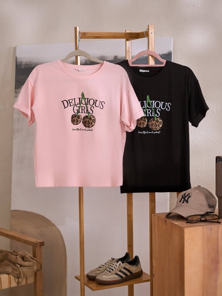 tshirt-bluzka-wisnie-w-panterke-delicious-gras-pudrowy-roz-latynka-polska-produkcja-bluzka-damska-plus-size-bawelniana-elastyczna-wiosenna-modna-aplikacja-nadruk-butik-szykownia-9