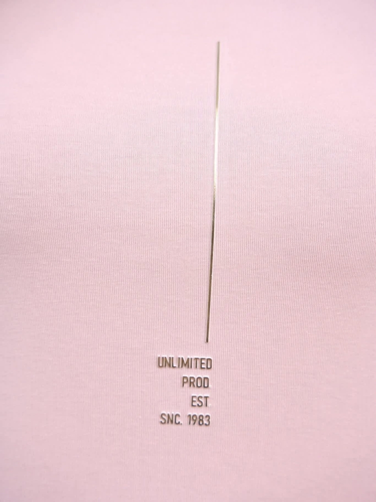 tshirt-minimal-line-latynka-pudrowy-roz-aplikacja-okragly-dekolt-krotki-rekaw-bawelna-elastan-small-size-polska-produkcja-butik-szykownia-2