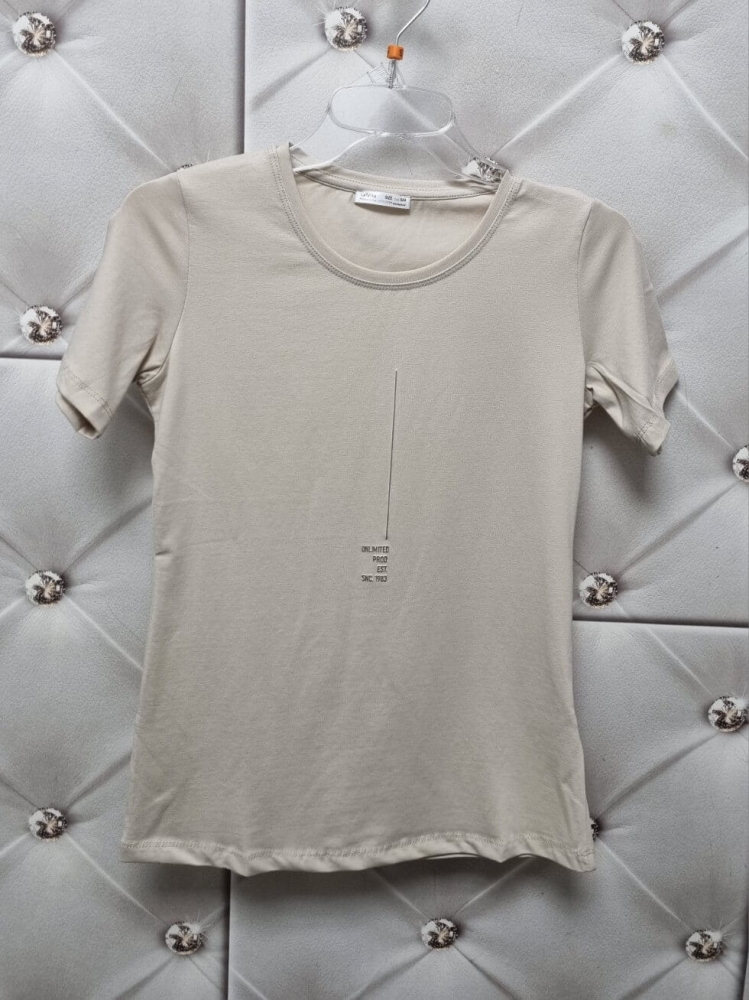 bluzka-tshirt-minimal-line-latynka-pastelowy-beż-aplikacja-okragly-dekolt-krotki-rekaw-bawelna-elastan-small-size-polska-produkcja-butik-szykownia-7