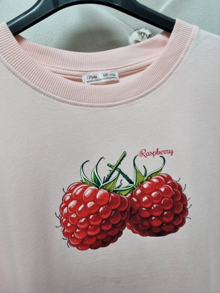bluzka-tshirt-latynka-pastelowy-rozowy-dwie-maliny-aplikacja-bawelna-elastan-plus-size-polska-produkcja-butik-szykownia-10