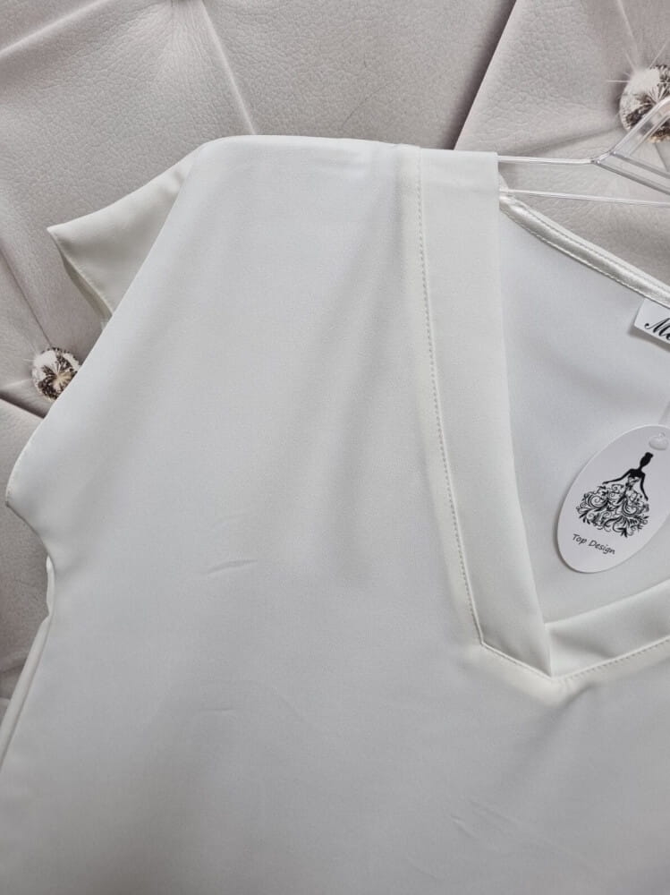 bluzka-bianca-damska-biala-madex-modo-polska-produkcja-dekolt-v-krotki-rekaw-wiskoza-elegancka-codzienna-pod-marynarke-lekka-przewiewna-plus-small-size-butik-szykownia-6