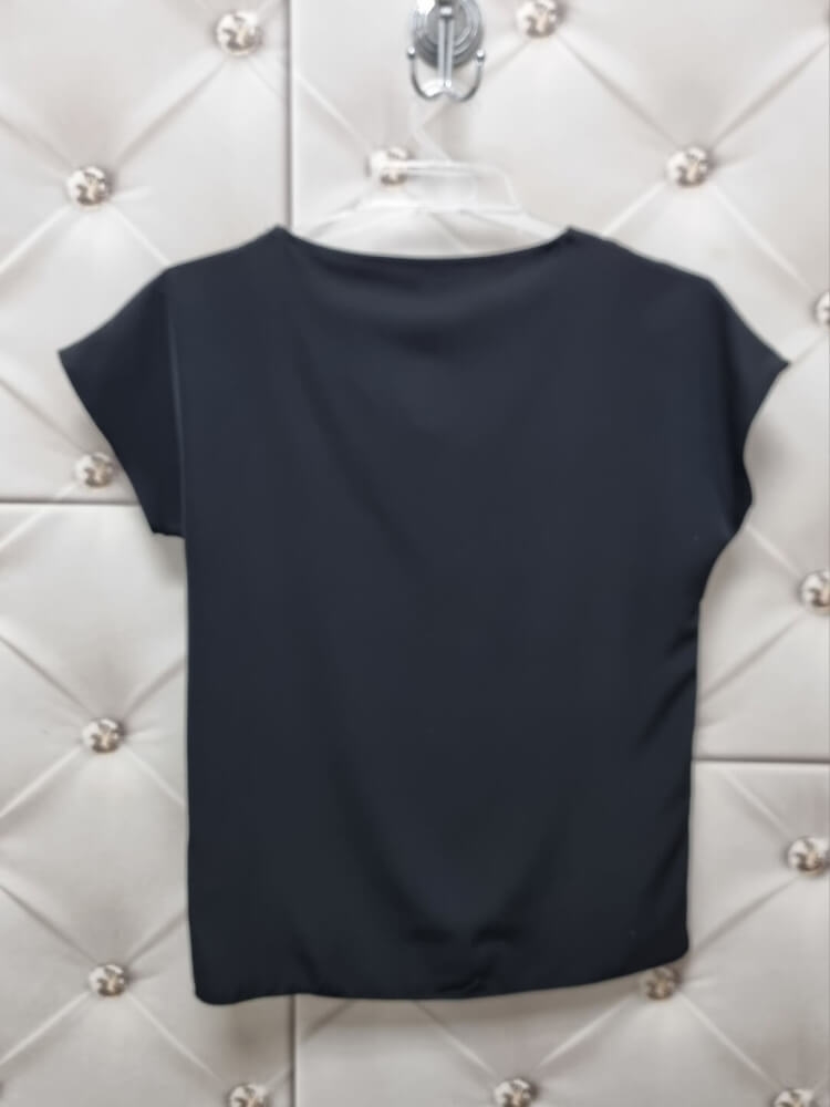 bluzka-bianca-damska-czarna-madex-modo-polska-produkcja-dekolt-v-krotki-rekaw-wiskoza-elegancka-codzienna-pod-marynarke-lekka-przewiewna-plus-small-size-butik-szykownia-8