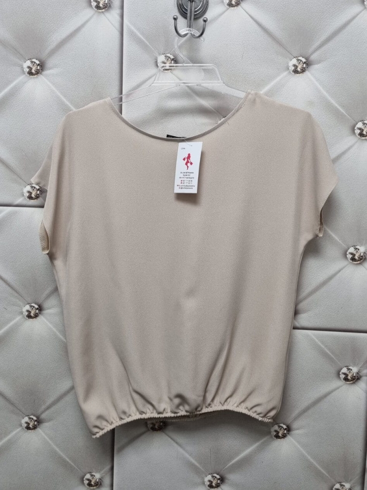 bluzka-bezowa-lila-madex-bluzka-damska-z-gumka-na-dole-bluzka-maskujaca-brzuch-bluzka-wizkozowa-elegancka-codzienna-krotki-rekaw-okragly-dekolt-polska-produkcja-wiosna-lato-butik-szykownia-10