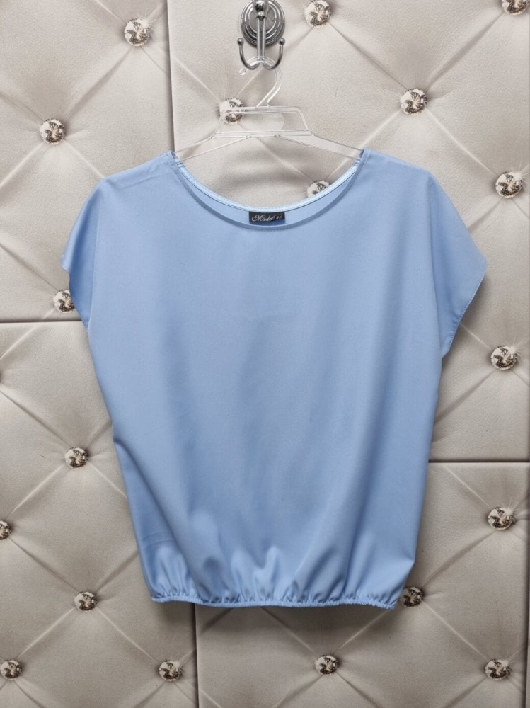 bluzka-niebieska-baby-blue-lila-madex-bluzka-damska-z-gumka-na-dole-bluzka-maskujaca-brzuch-bluzka-wizkozowa-elegancka-codzienna-krotki-rekaw-okragly-dekolt-polska-produkcja-wiosna-lato-butik-szykownia-9