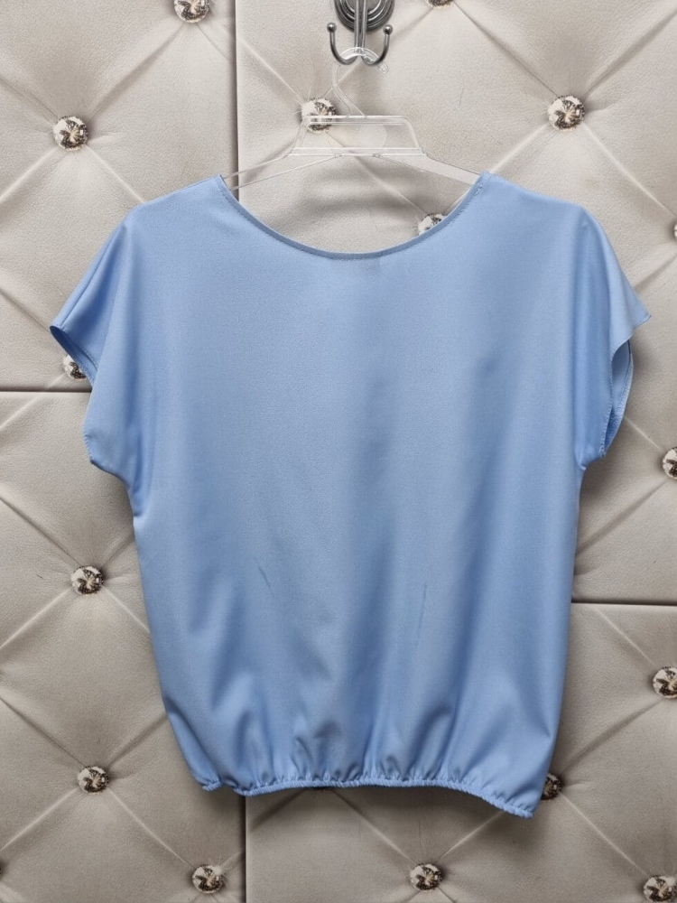 bluzka-niebieska-baby-blue-lila-madex-bluzka-damska-z-gumka-na-dole-bluzka-maskujaca-brzuch-bluzka-wizkozowa-elegancka-codzienna-krotki-rekaw-okragly-dekolt-polska-produkcja-wiosna-lato-butik-szykownia-10