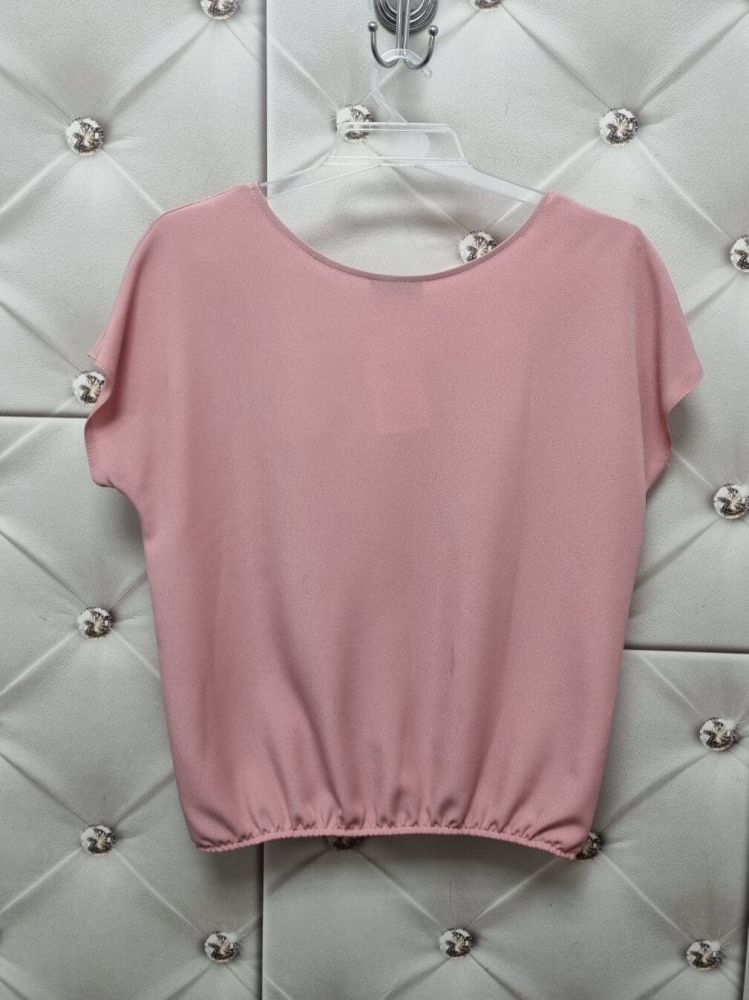 bluzka-pudrowy-roz-lila-madex-bluzka-damska-z-gumka-na-dole-bluzka-maskujaca-brzuch-bluzka-wizkozowa-elegancka-codzienna-krotki-rekaw-okragly-dekolt-polska-produkcja-wiosna-lato-butik-szykownia-11