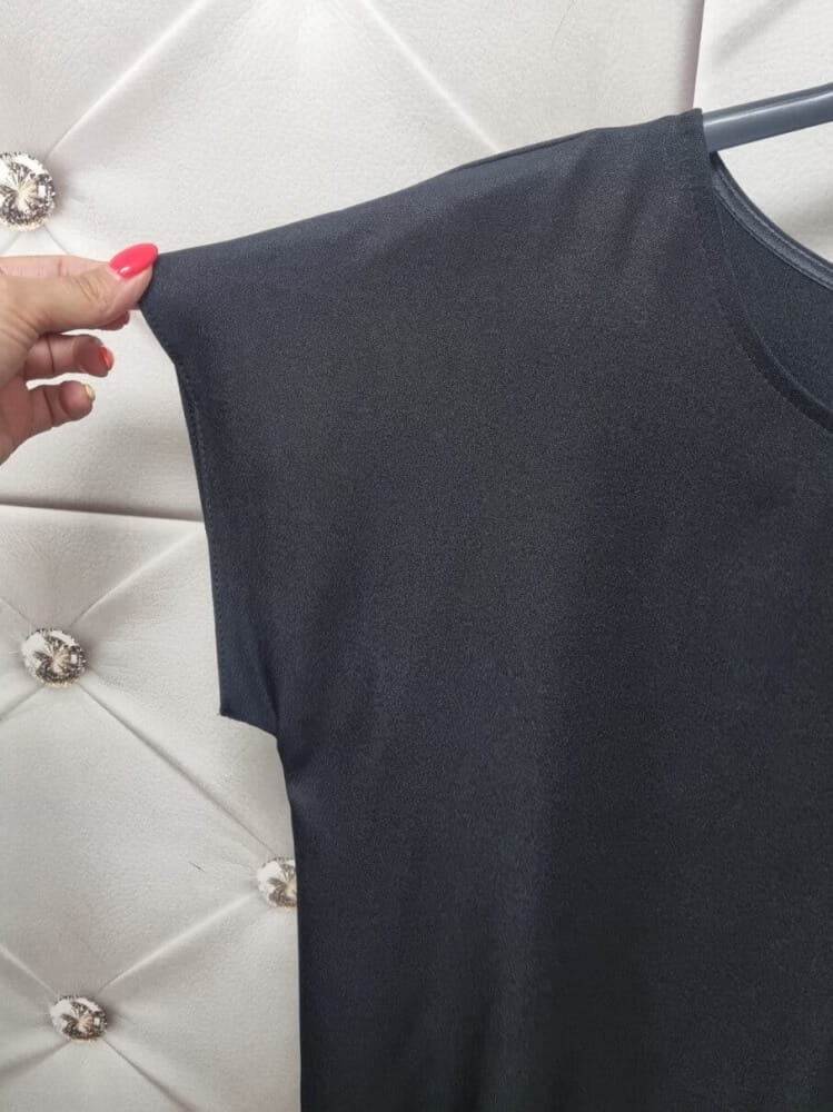 bluzka-czarna-pogrzebowa-lila-madex-bluzka-damska-z-gumka-na-dole-bluzka-maskujaca-brzuch-bluzka-wizkozowa-elegancka-codzienna-krotki-rekaw-okragly-dekolt-polska-produkcja-wiosna-lato-butik-szykownia-8