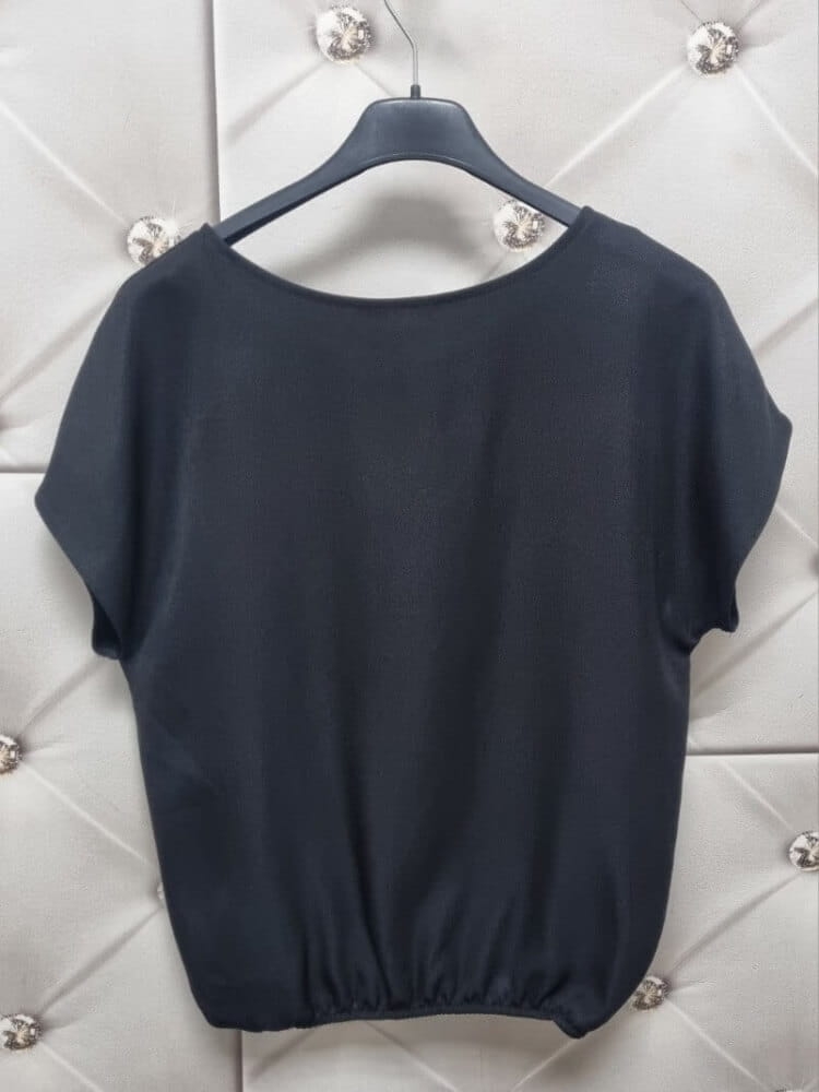 bluzka-czarna-pogrzebowa-lila-madex-bluzka-damska-z-gumka-na-dole-bluzka-maskujaca-brzuch-bluzka-wizkozowa-elegancka-codzienna-krotki-rekaw-okragly-dekolt-polska-produkcja-wiosna-lato-butik-szykownia-10