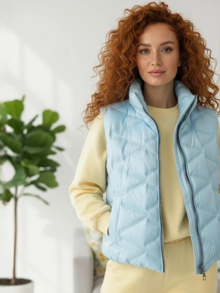 kamizelka-astra-baby-blue-pikowana-krotka-stojka-zamek-kieszenie-gumka-dol-nylon-poliester-lekka-wiosenna-damska-modna-butik-szykownia-5