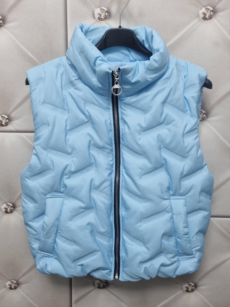 kamizelka-astra-baby-blue-pikowana-krotka-stojka-zamek-kieszenie-gumka-dol-nylon-poliester-lekka-wiosenna-damska-modna-butik-szykownia-10