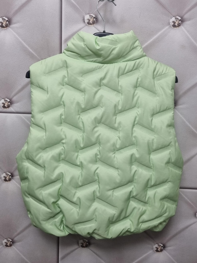 kamizelka-astra-jasna-chłodna-pastelowa-mięta-wpadająca-w-pistację-pikowana-krotka-stojka-zamek-kieszenie-gumka-dol-nylon-poliester-lekka-wiosenna-damska-modna-butik-szykownia-10
