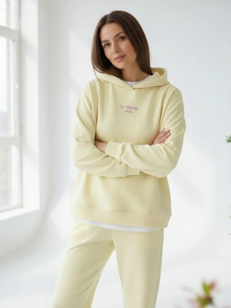dres-damski-komplet-oversize-mooij-le-marais-paris-bluza-z-kapturem-spodnie-balloon-pastelowy-zolty-bawelna-haft-logo-wygodny-modny-wiosenny-komplet-dresowy-damski-styl-casual-premium-butik-szykownia-2