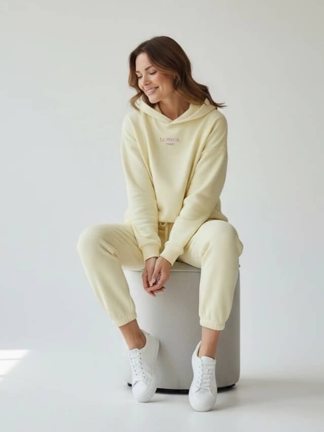 dres-damski-komplet-oversize-mooij-le-marais-paris-bluza-z-kapturem-spodnie-balloon-pastelowy-zolty-bawelna-haft-logo-wygodny-modny-wiosenny-komplet-dresowy-damski-styl-casual-premium-butik-szykownia-4