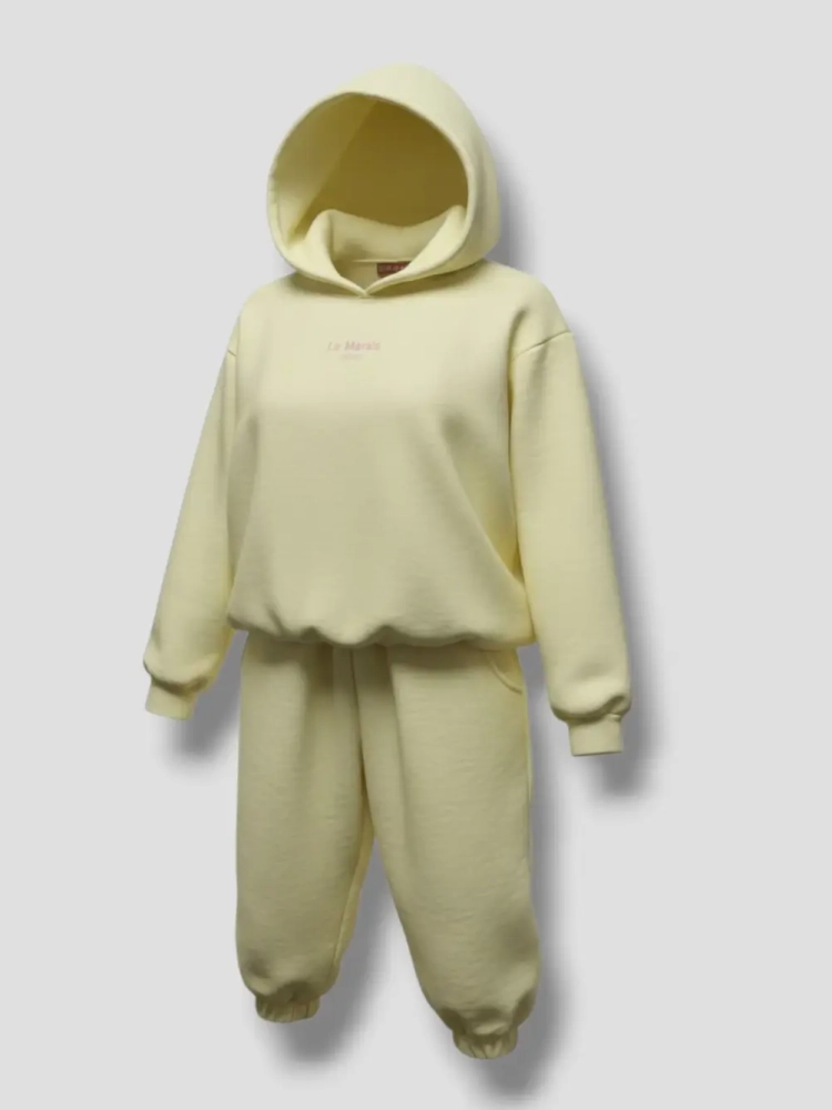 dres-damski-komplet-oversize-mooij-le-marais-paris-bluza-z-kapturem-spodnie-balloon-pastelowy-zolty-bawelna-haft-logo-wygodny-modny-wiosenny-komplet-dresowy-damski-styl-casual-premium-butik-szykownia-7