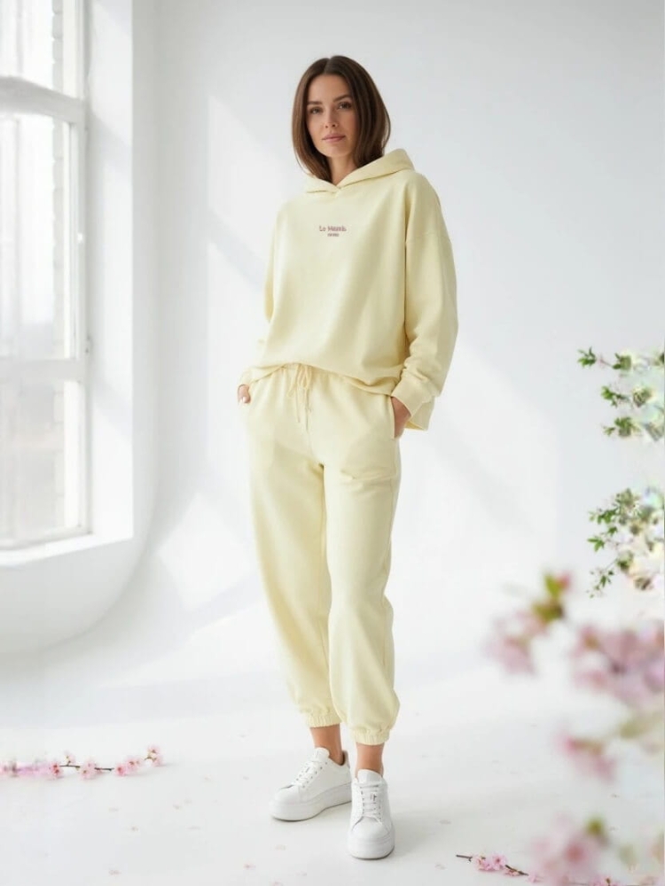 dres-damski-komplet-oversize-mooij-le-marais-paris-bluza-z-kapturem-spodnie-balloon-pastelowy-zolty-bawelna-haft-logo-wygodny-modny-wiosenny-komplet-dresowy-damski-styl-casual-premium-butik-szykownia-9