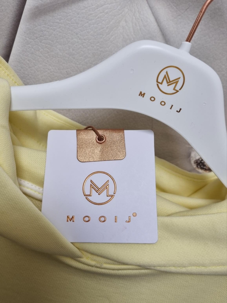 dres-damski-komplet-oversize-mooij-le-marais-paris-bluza-z-kapturem-spodnie-balloon-pastelowy-zolty-bawelna-haft-logo-wygodny-modny-wiosenny-komplet-dresowy-damski-styl-casual-premium-butik-szykownia-10