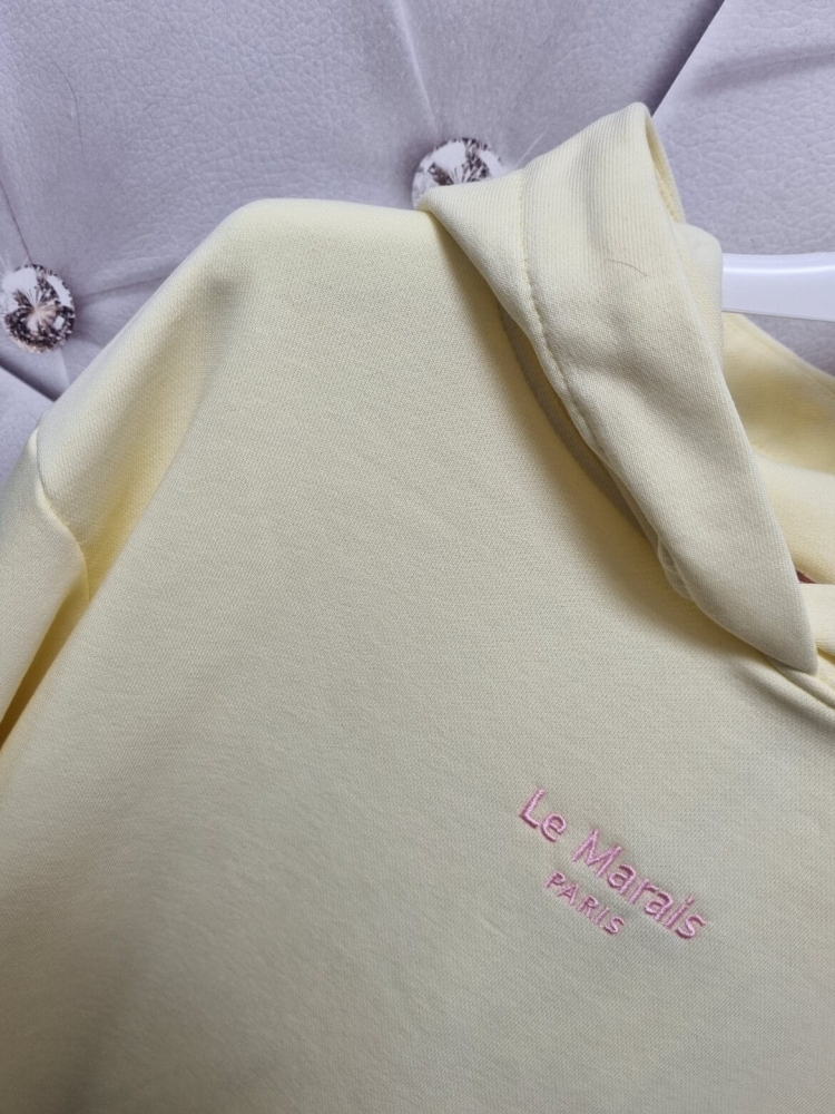 dres-damski-komplet-oversize-mooij-le-marais-paris-bluza-z-kapturem-spodnie-balloon-pastelowy-zolty-bawelna-haft-logo-wygodny-modny-wiosenny-komplet-dresowy-damski-styl-casual-premium-butik-szykownia-11