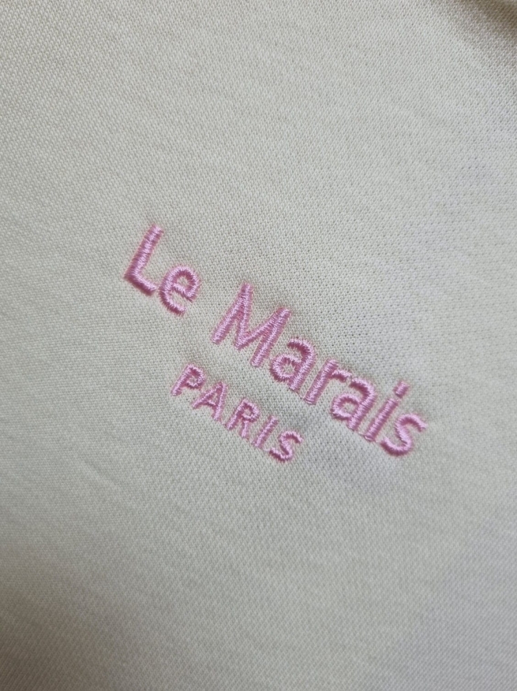 dres-damski-komplet-oversize-mooij-le-marais-paris-bluza-z-kapturem-spodnie-balloon-pastelowy-zolty-bawelna-haft-logo-wygodny-modny-wiosenny-komplet-dresowy-damski-styl-casual-premium-butik-szykownia-13