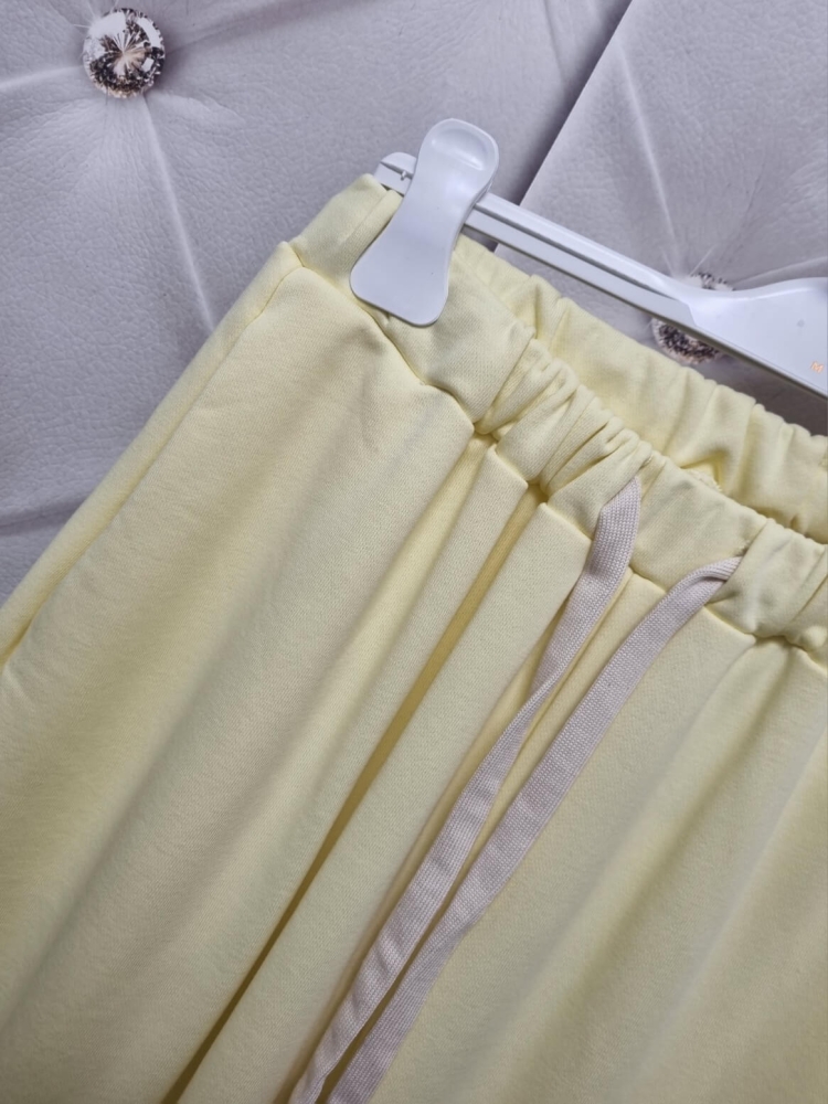 dres-damski-komplet-oversize-mooij-le-marais-paris-bluza-z-kapturem-spodnie-balloon-pastelowy-zolty-bawelna-haft-logo-wygodny-modny-wiosenny-komplet-dresowy-damski-styl-casual-premium-butik-szykownia-16