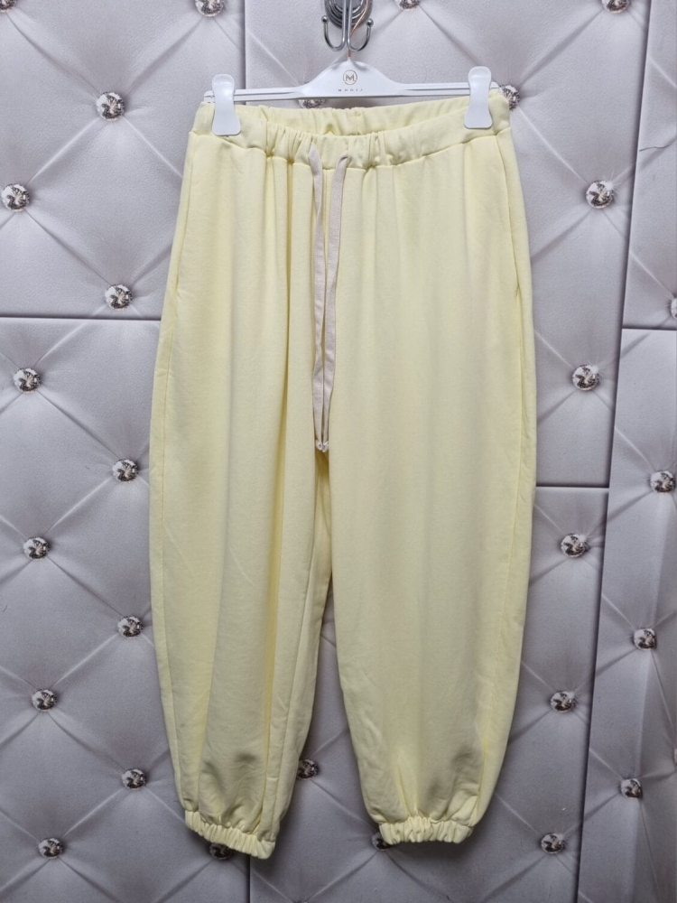 dres-damski-komplet-oversize-mooij-le-marais-paris-bluza-z-kapturem-spodnie-balloon-pastelowy-zolty-bawelna-haft-logo-wygodny-modny-wiosenny-komplet-dresowy-damski-styl-casual-premium-butik-szykownia-17