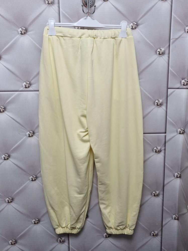 dres-damski-komplet-oversize-mooij-le-marais-paris-bluza-z-kapturem-spodnie-balloon-pastelowy-zolty-bawelna-haft-logo-wygodny-modny-wiosenny-komplet-dresowy-damski-styl-casual-premium-butik-szykownia-18