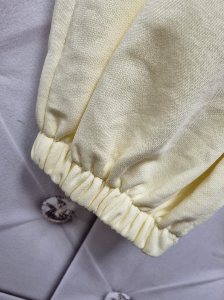 dres-damski-komplet-oversize-mooij-le-marais-paris-bluza-z-kapturem-spodnie-balloon-pastelowy-zolty-bawelna-haft-logo-wygodny-modny-wiosenny-komplet-dresowy-damski-styl-casual-premium-butik-szykownia-19