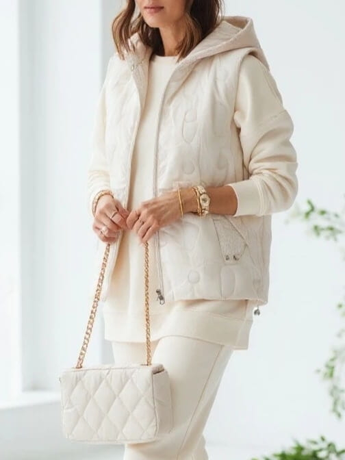 kamizelka-iris-happy-house-ecru-smietankowa-pikowana-bezrekawnik-damski-kaptur-sweterkowy-lekka-wiosenna-regulowana-modna-elegancka-butik-szykownia-2