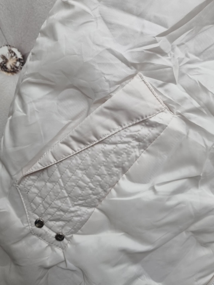kamizelka-iris-happy-house-ecru-smietankowa-pikowana-bezrekawnik-damski-kaptur-sweterkowy-lekka-wiosenna-regulowana-modna-elegancka-butik-szykownia-11