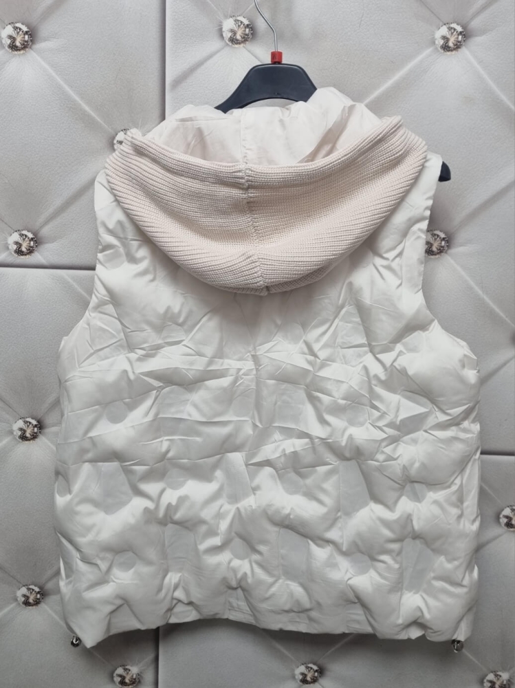 kamizelka-iris-happy-house-ecru-smietankowa-pikowana-bezrekawnik-damski-kaptur-sweterkowy-lekka-wiosenna-regulowana-modna-elegancka-butik-szykownia-12