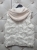 kamizelka-iris-happy-house-ecru-smietankowa-pikowana-bezrekawnik-damski-kaptur-sweterkowy-lekka-wiosenna-regulowana-modna-elegancka-butik-szykownia-12