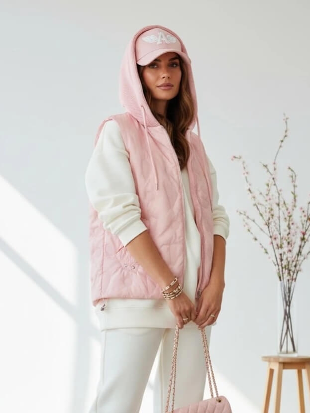 kamizelka-iris-happy-house-pastelowy-roz-pikowana-bezrekawnik-damski-kaptur-sweterkowy-lekka-wiosenna-regulowana-modna-elegancka-butik-szykownia-3