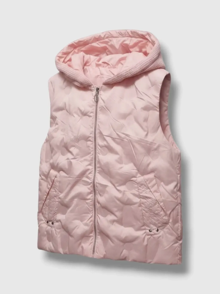 kamizelka-iris-happy-house-pastelowy-roz-pikowana-bezrekawnik-damski-kaptur-sweterkowy-lekka-wiosenna-regulowana-modna-elegancka-butik-szykownia-4