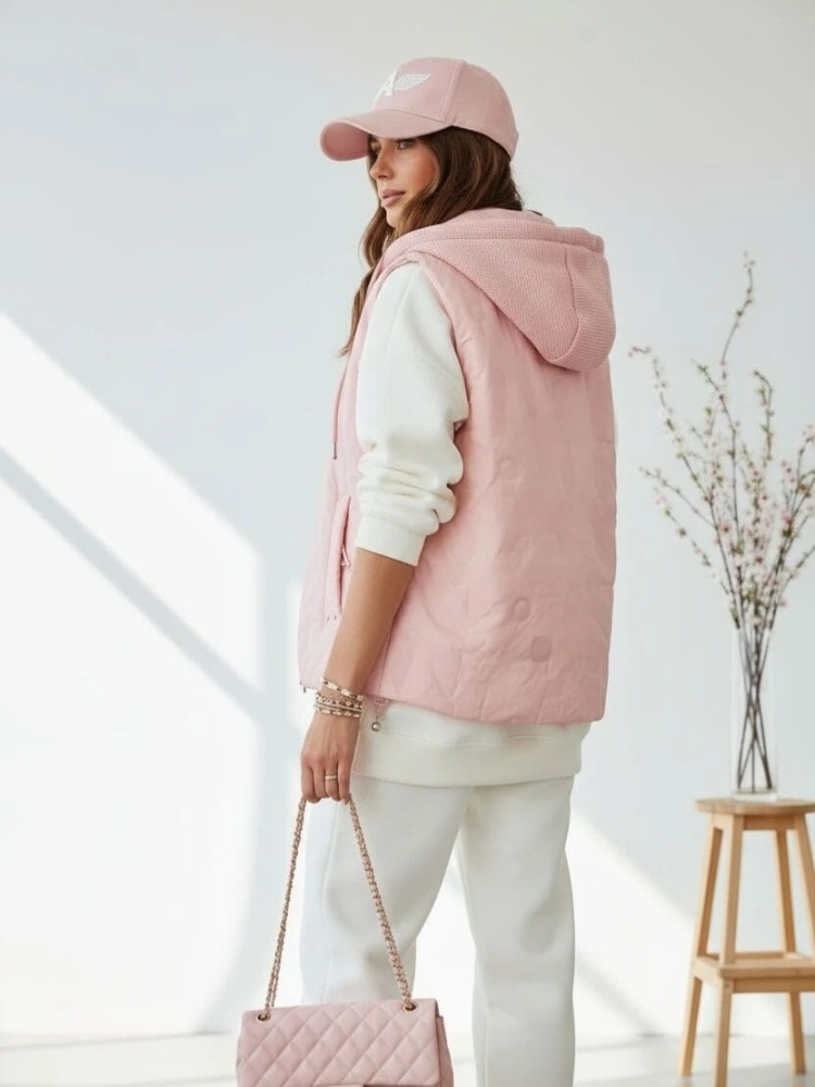 kamizelka-iris-happy-house-pastelowy-roz-pikowana-bezrekawnik-damski-kaptur-sweterkowy-lekka-wiosenna-regulowana-modna-elegancka-butik-szykownia-7