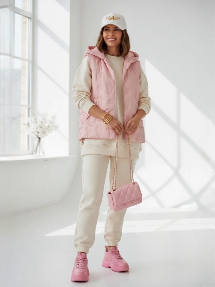 kamizelka-iris-happy-house-pastelowy-roz-pikowana-bezrekawnik-damski-kaptur-sweterkowy-lekka-wiosenna-regulowana-modna-elegancka-butik-szykownia-8