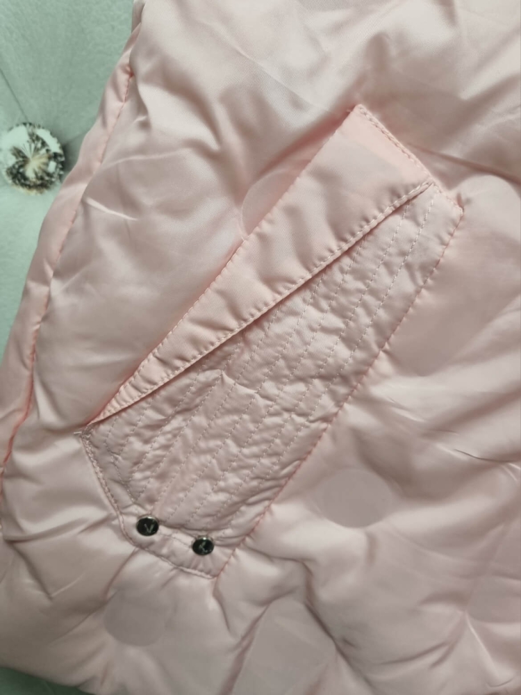 kamizelka-iris-happy-house-pastelowy-roz-pikowana-bezrekawnik-damski-kaptur-sweterkowy-lekka-wiosenna-regulowana-modna-elegancka-butik-szykownia-11