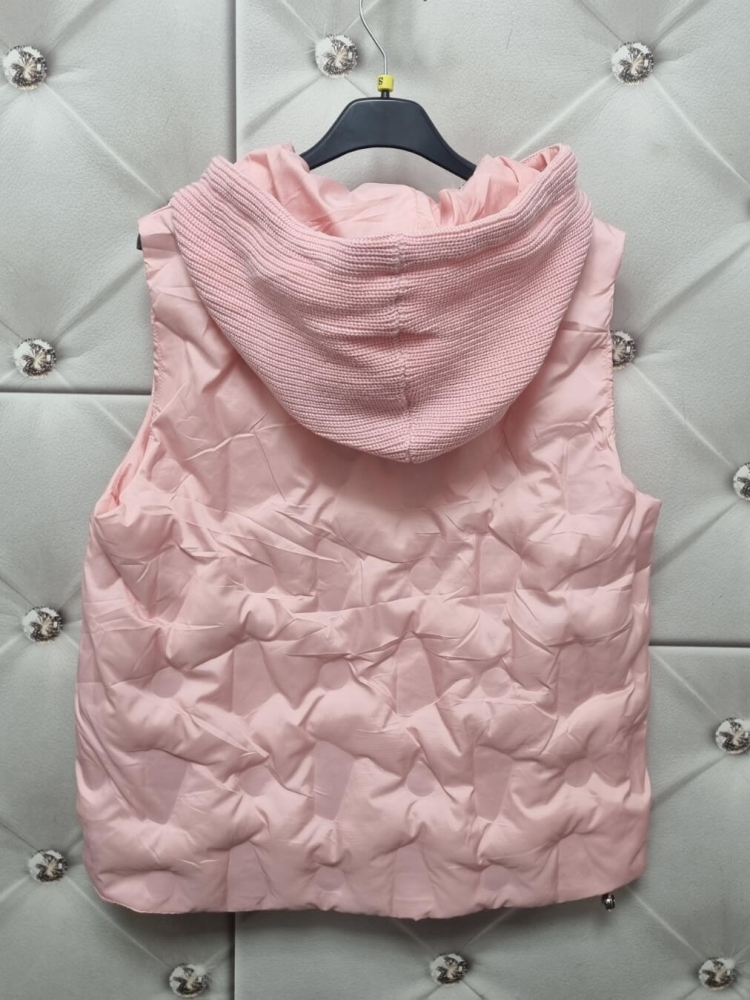 kamizelka-iris-happy-house-pastelowy-roz-pikowana-bezrekawnik-damski-kaptur-sweterkowy-lekka-wiosenna-regulowana-modna-elegancka-butik-szykownia-12