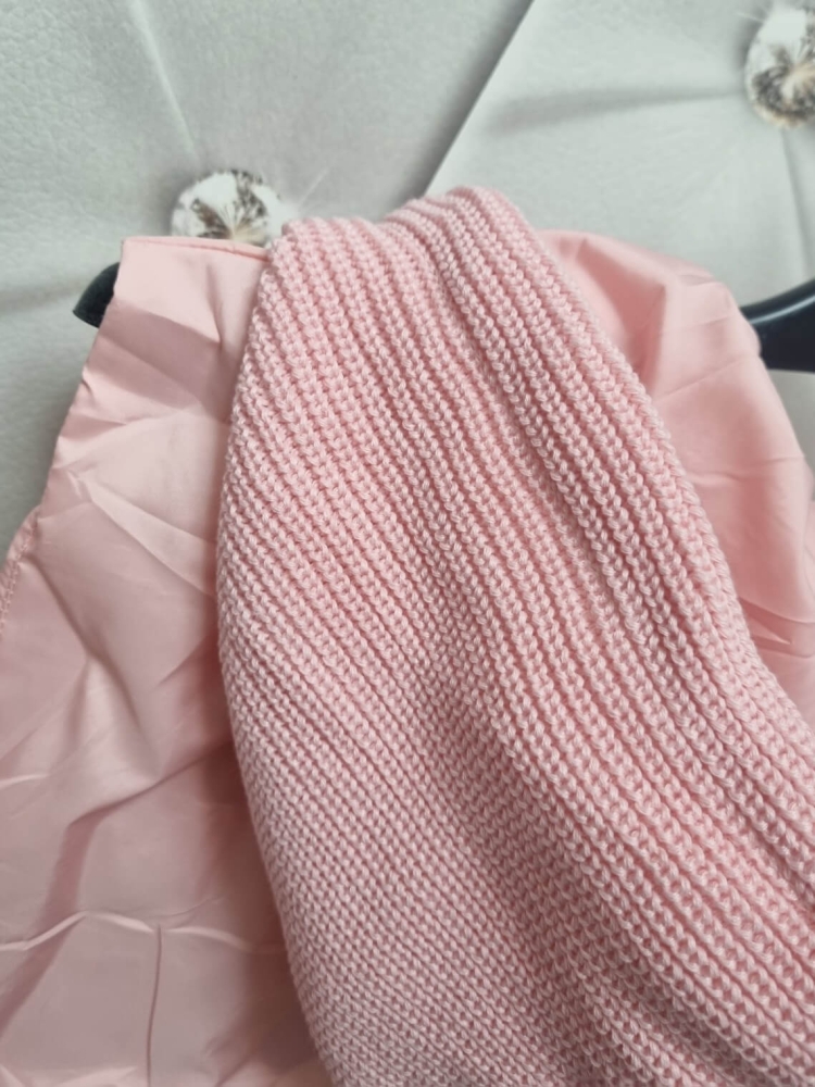 kamizelka-iris-happy-house-pastelowy-roz-pikowana-bezrekawnik-damski-kaptur-sweterkowy-lekka-wiosenna-regulowana-modna-elegancka-butik-szykownia-14